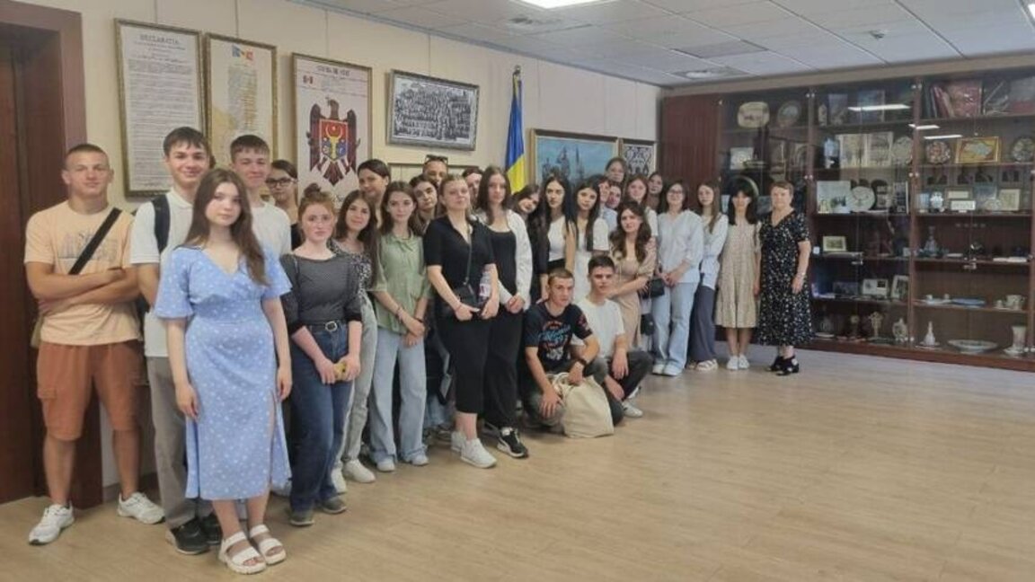 Български абитуриенти от Молдова посетиха парламента и правителството в Кишинев