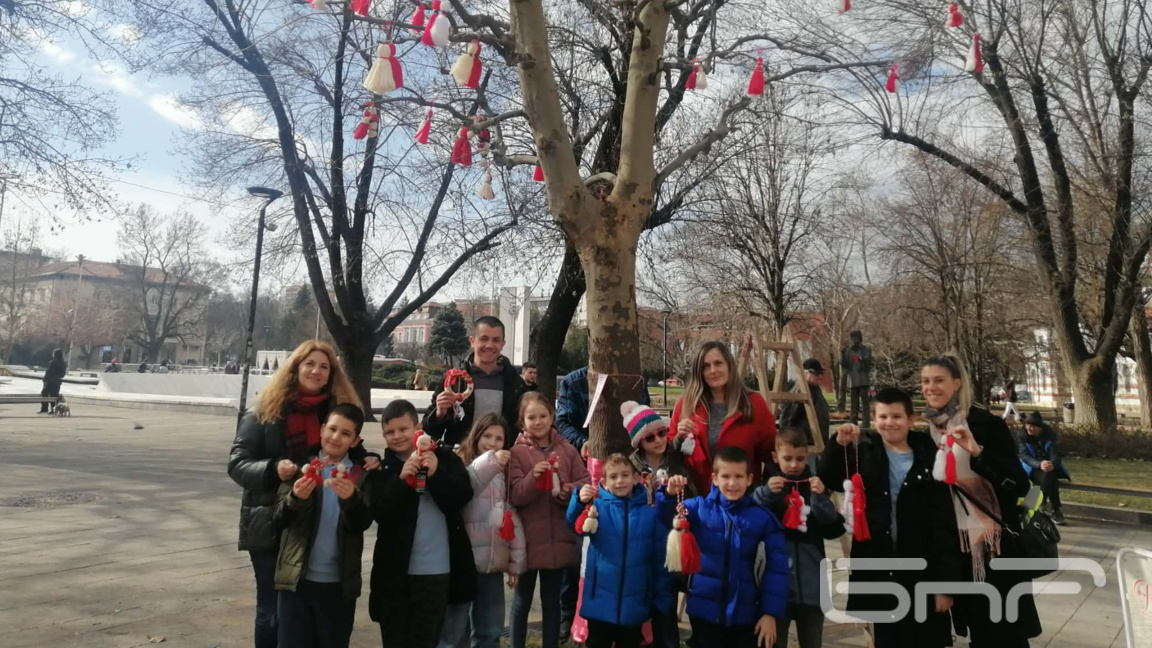 В бяло и червено децата от Плевен украсиха града