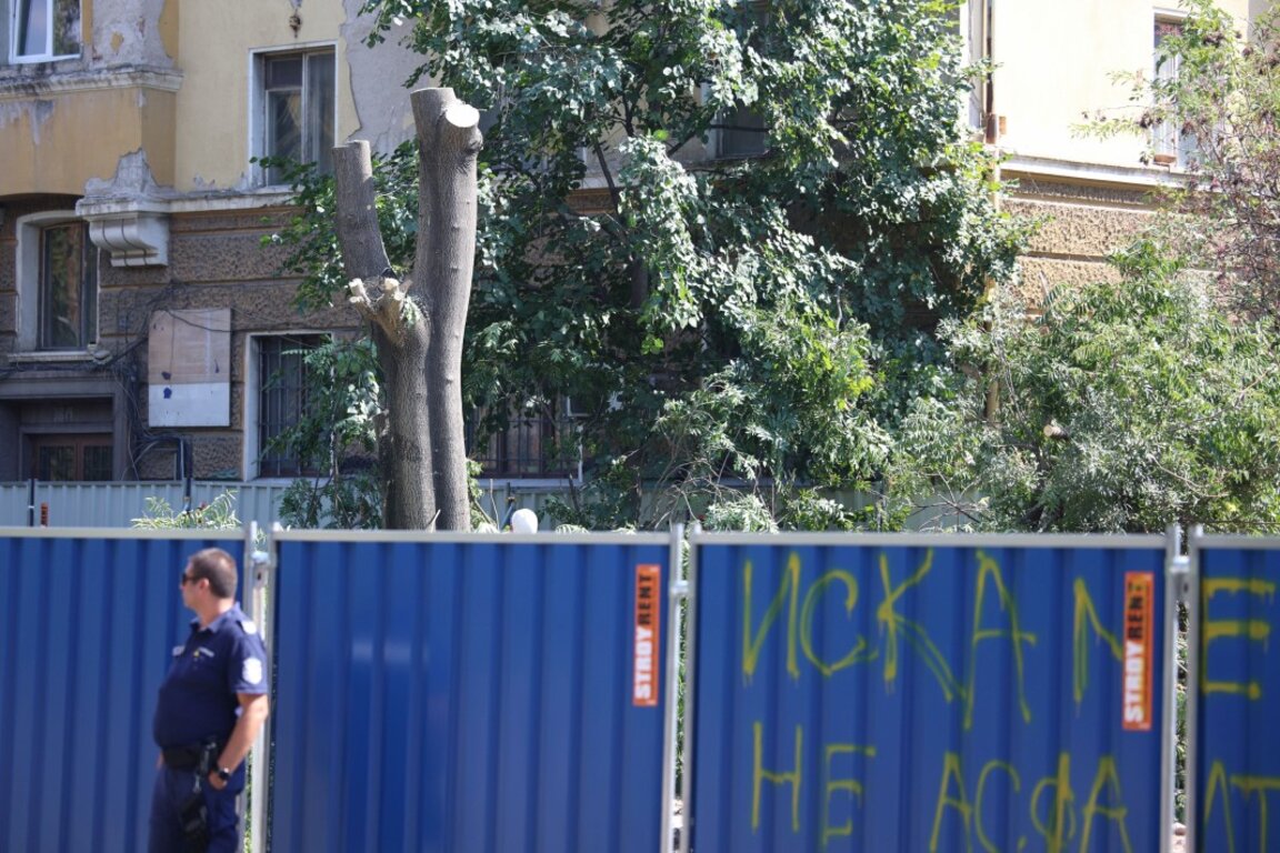 Осигуряват безопасен достъп на живеещите на ул. "Опълченска" по време на ремонта