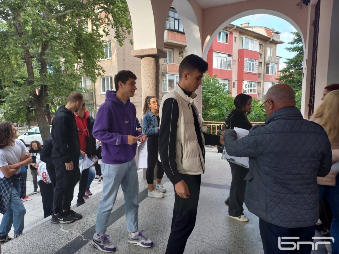 Зрелостниците на втора матура в Благоевград