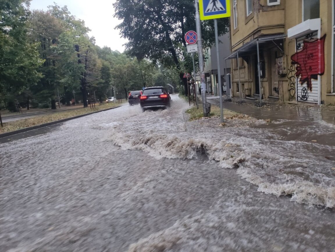 Задръствания и реки по пътищата във Варна, 67 л/кв.м се изляха от началото на деня