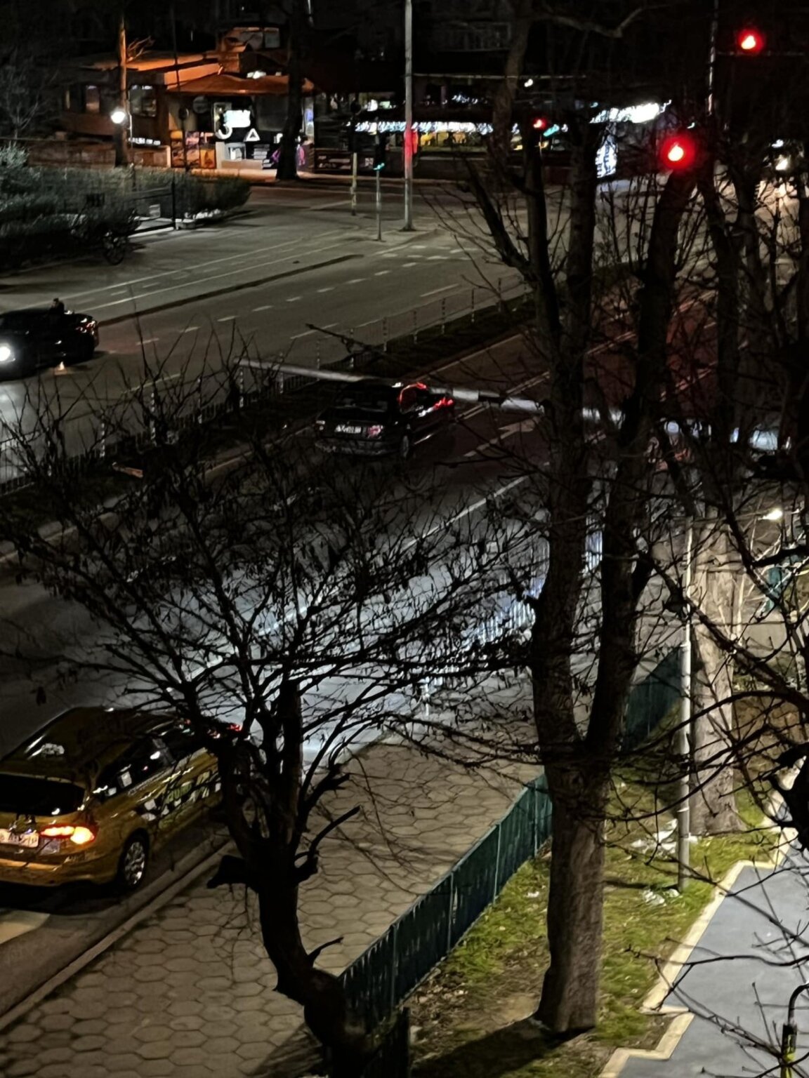 Според данни от камера тролейбусният стълб във Варна е паднал преди появата на автомобила (ВИДЕО)