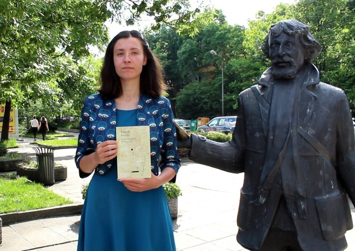 София Стоянова пред паметника на Радой Ралин