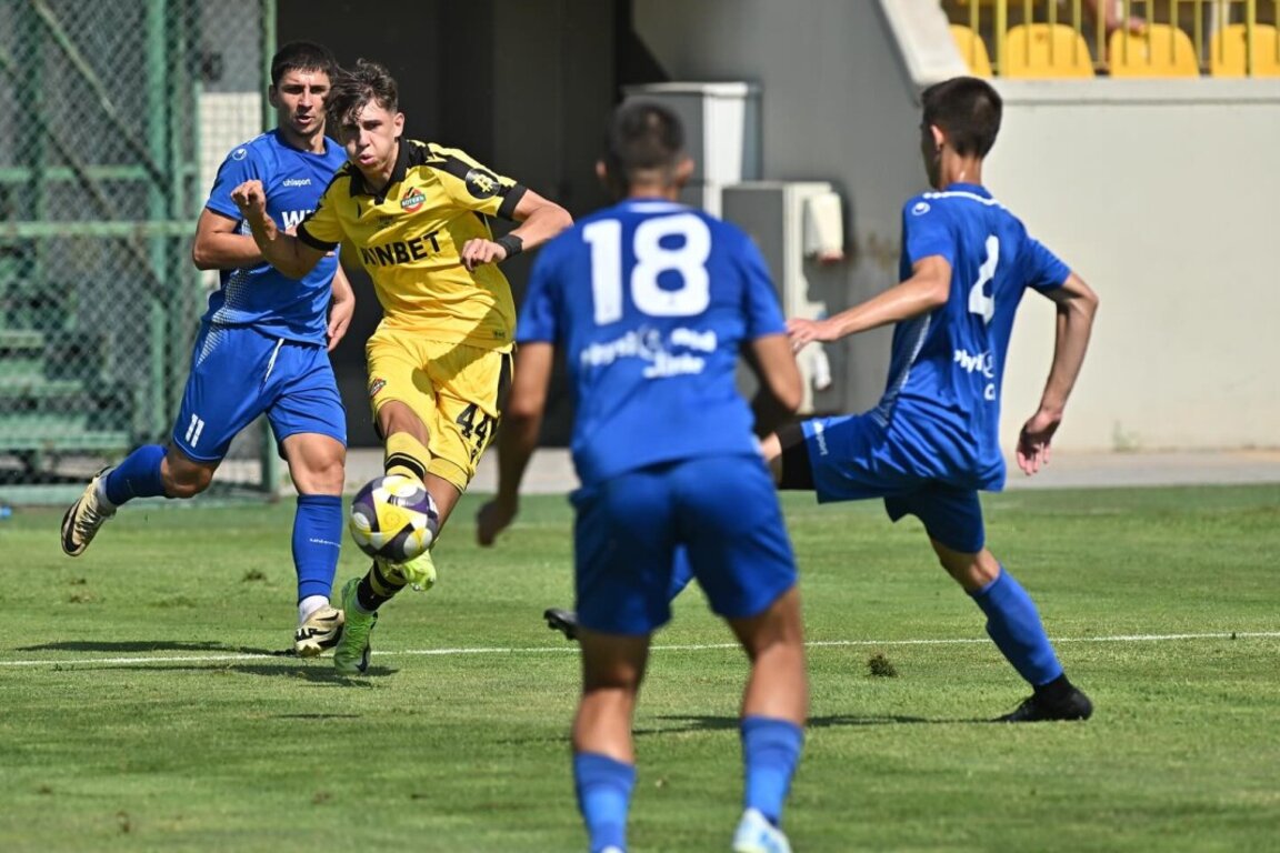 Играчите на Марица (в синьо) измъкнаха 1:1 на базата на Ботев.