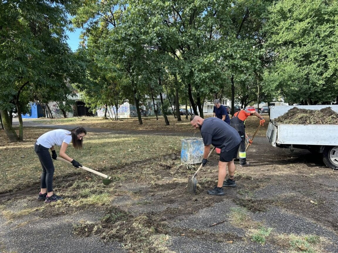 Доброволци и екип от администрацията облагородяват парковете в столичния район "Искър"