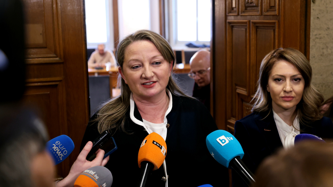 Заместник-председателят на ПГ на ГЕРБ-СДС Деница Сачева (вляво) и председателят на Народното събрание Рая Назарян (вдясно)