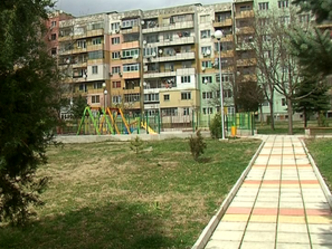 Община Благоевград облагородява междублоковите пространства със зелени площи