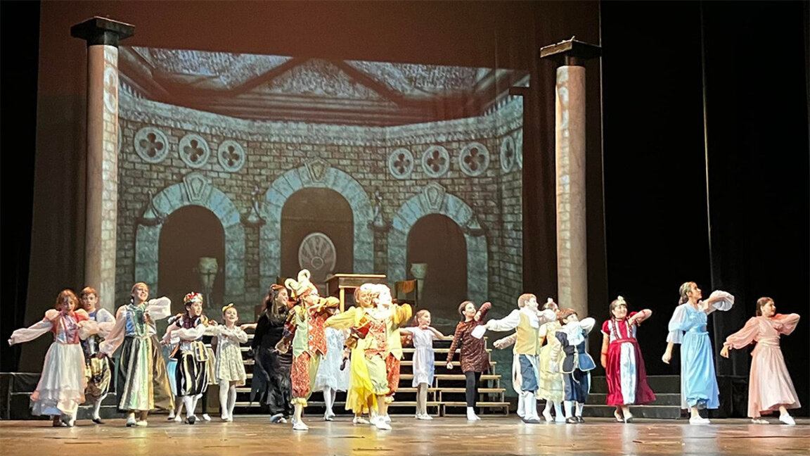 Die Kindergruppe „Talassamtsche“ läutet heute die Herbst-Kultursaison im bulgarischen Konsulat in New York ein