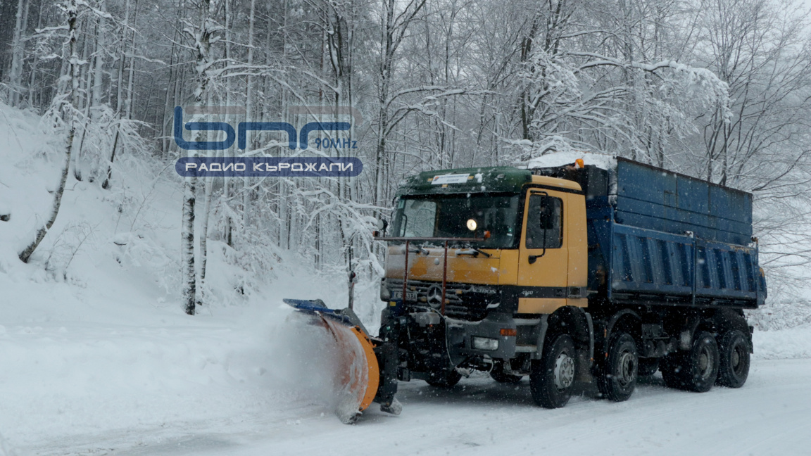 60 машини почистват пътищата в област Хасково при обилен сняг