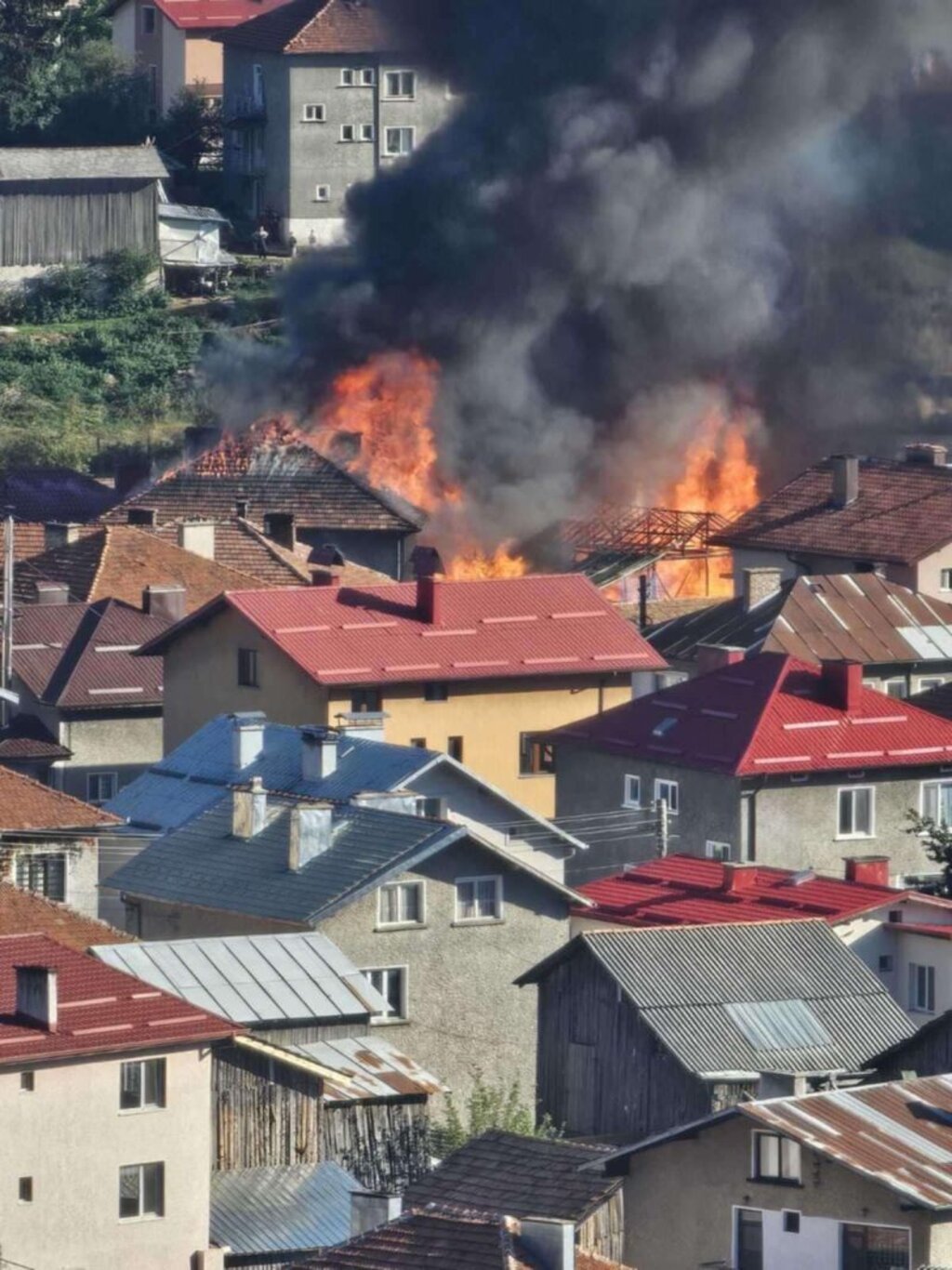 Sırnitsa’daki yangın, altı aileyi evsiz bıraktı