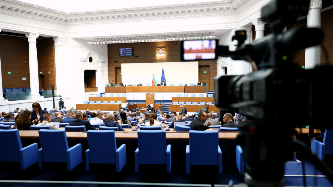 Депутатите гледат промени в няколко закона - за потребителите и за охранителите