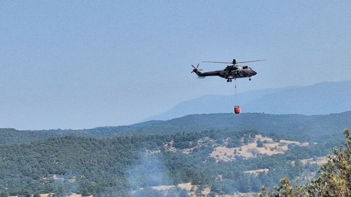 Хеликоптев на ВВС се включи в гасенето