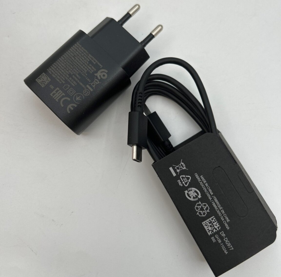 Забраниха стойка за стена с USB-C кабел заради риск от токов удар