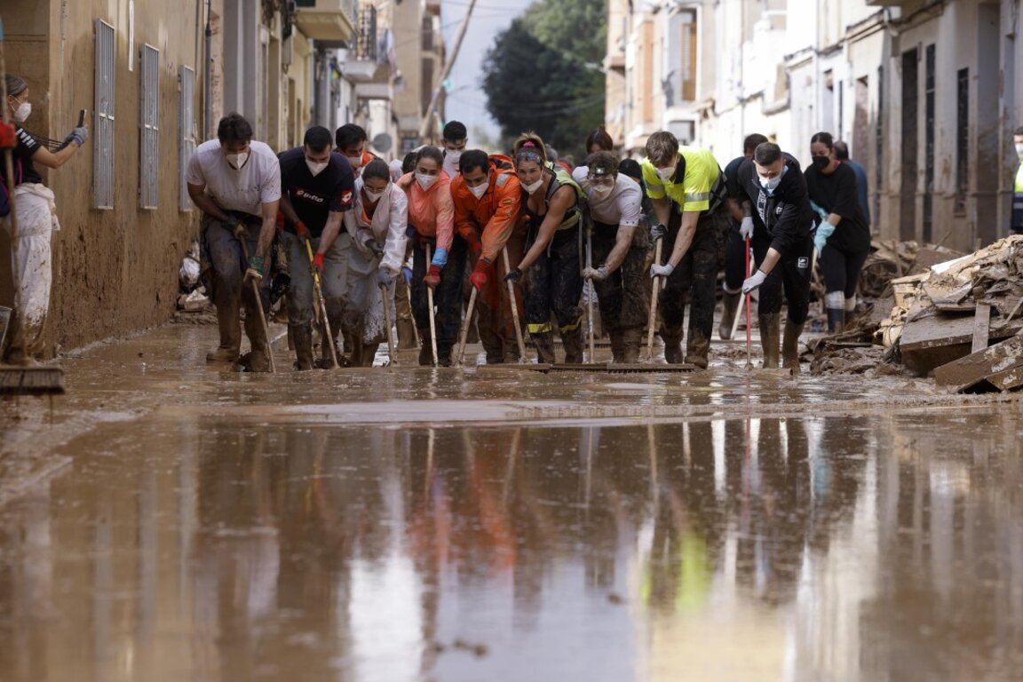 Доброволци разчистват след наводненията във Валенсия, ноември 2024 г.