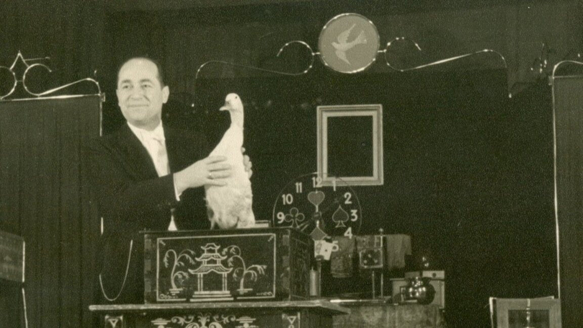 "Винаги в джоба си имам 2-3 фокуса" - 120 години от рождението на Мистер Сенко