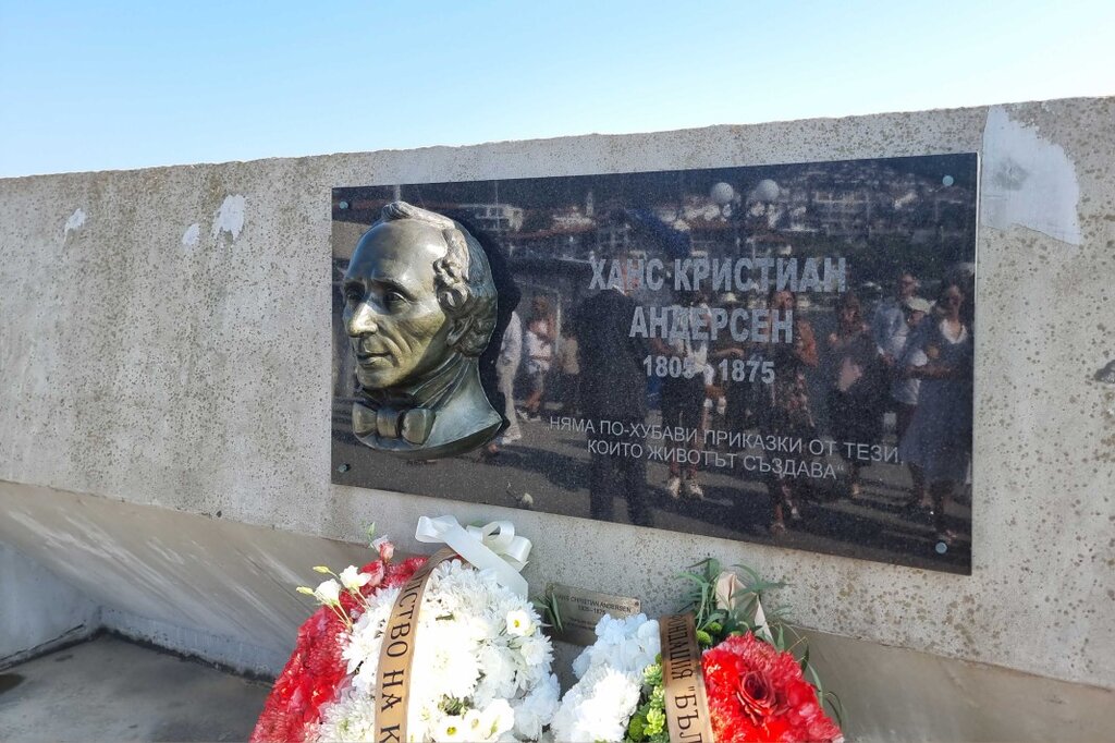 На курорте Святой Влас открыли памятный барельеф Гансу Кристиану Андерсену