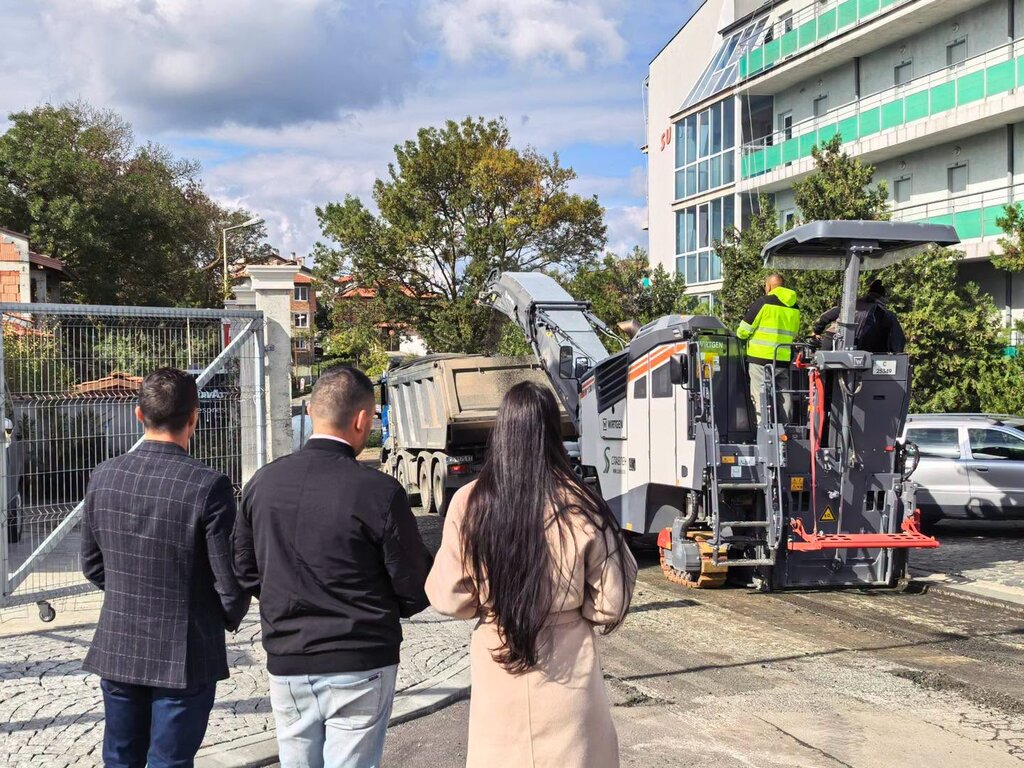 Ремонтират пътя от Оазис до село Лозенец 