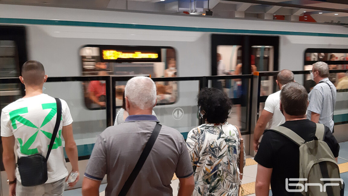 Метрото се движи нормално, без закъснения и струпване на хора