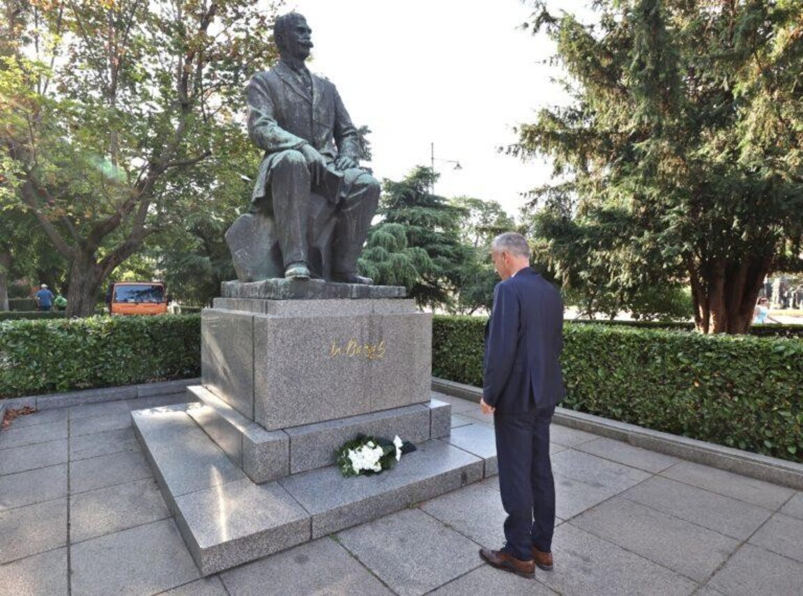 Министърът на образованието и науката Красимир Вълчев поднесе цветя на паметника на Иван Вазов.