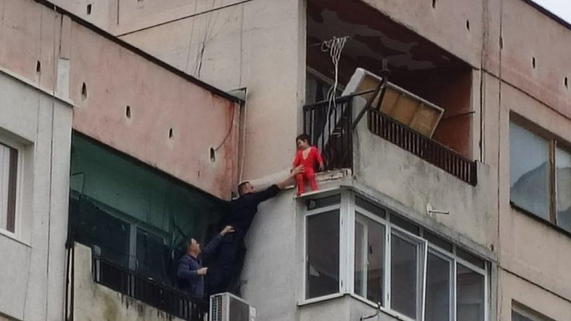 Полицаи предотвратиха инцидент с малолетно дете, оставено без родителски надзор в Ямбол.