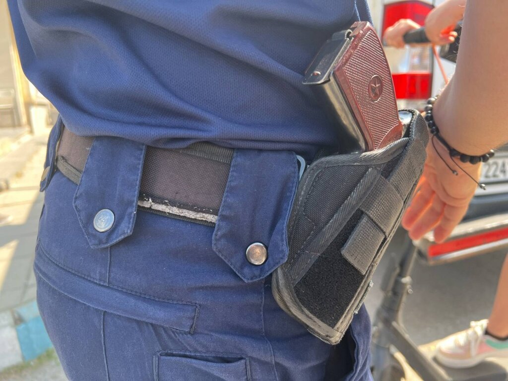 Мъж удари полицай