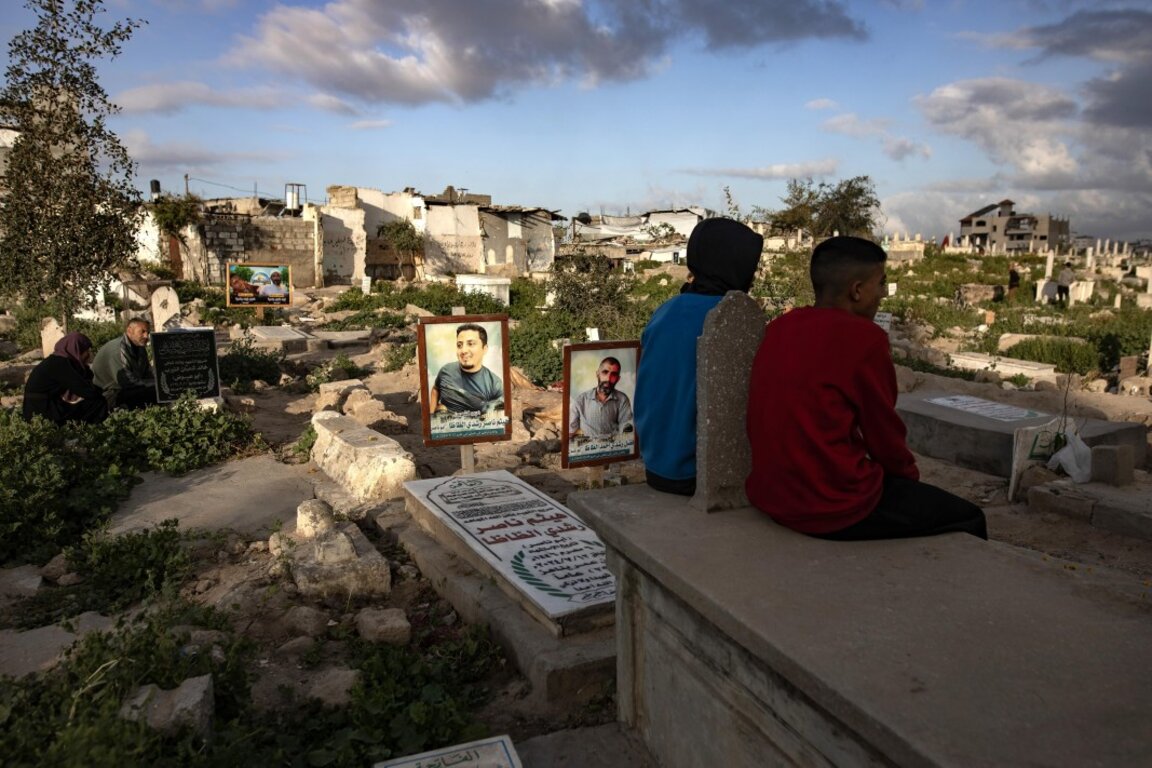 Палестинците посещават гробовете на своите роднини в първия ден от мюсюлманския празник Ид ал-Фитр в град Газа, 30 март 2025 г.