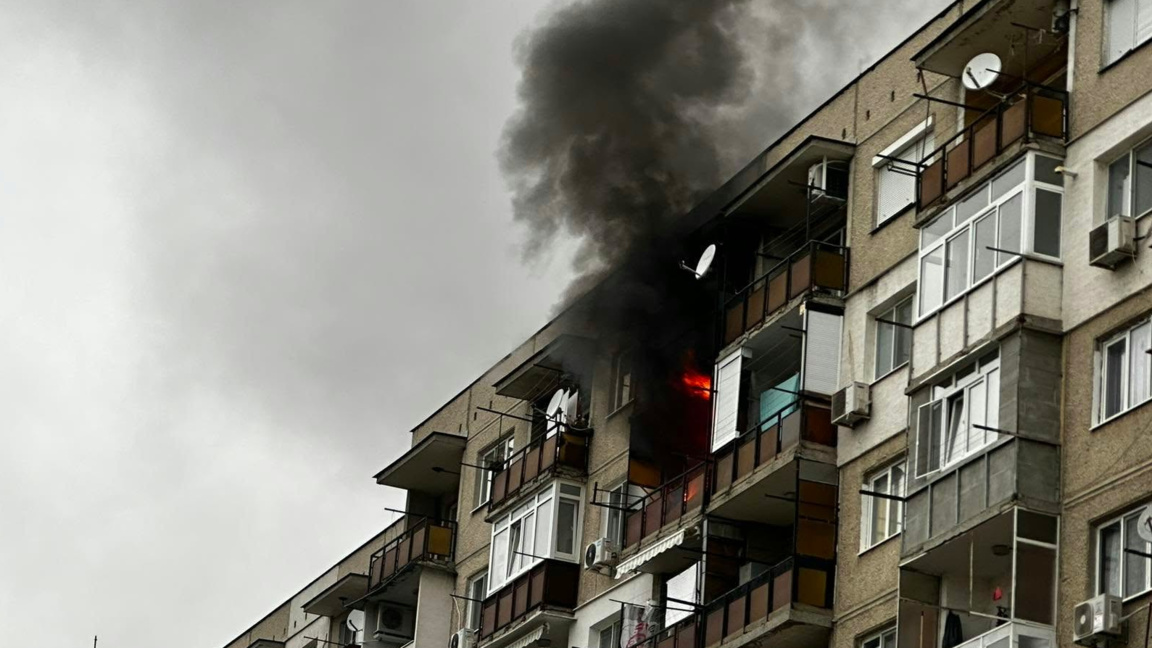 Пожар в жилищен блок в Казанлък, има пострадал