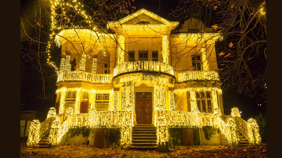 Sofya’nın ünlü Çilek Evi için Noel ışıklarıyla yeni bir başlangıç