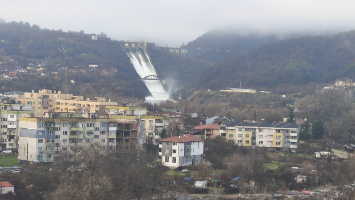 През двата големи язовира – "Кърджали“ и "Студен кладенец“, се изпуска вода от преливниците