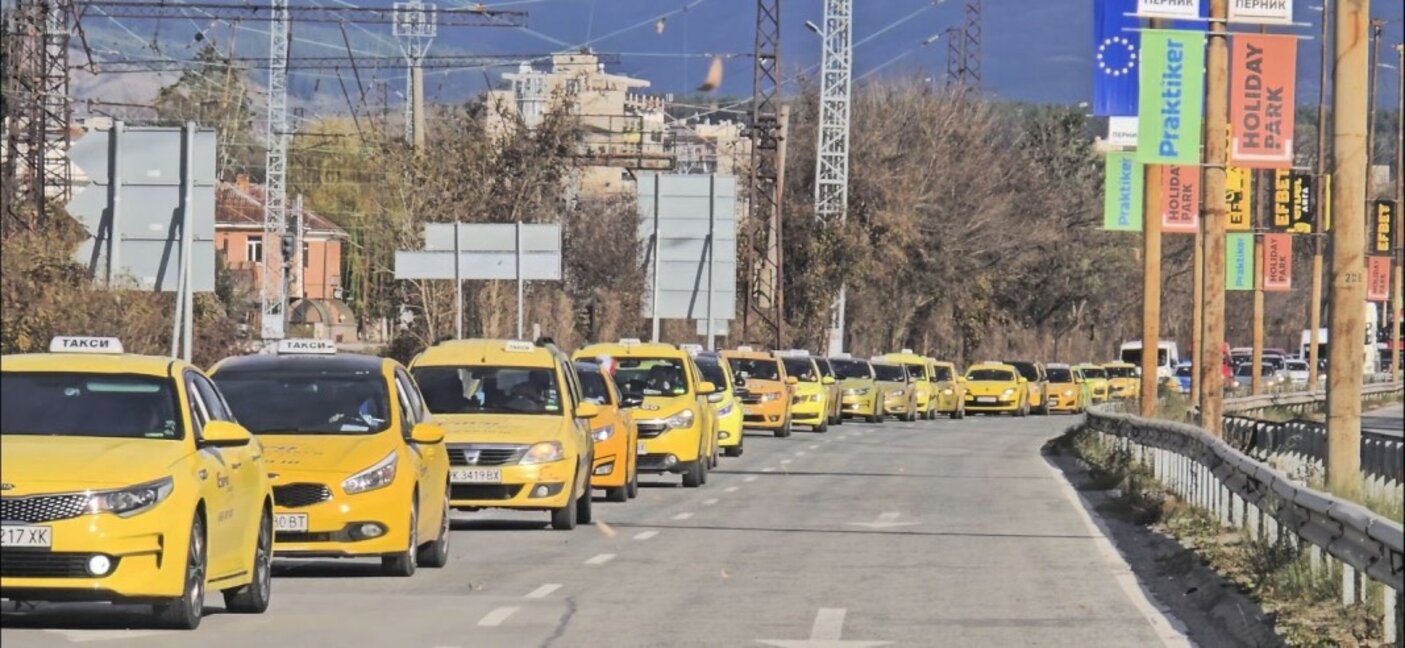 Протест на таксиметровите шофьори в Перник