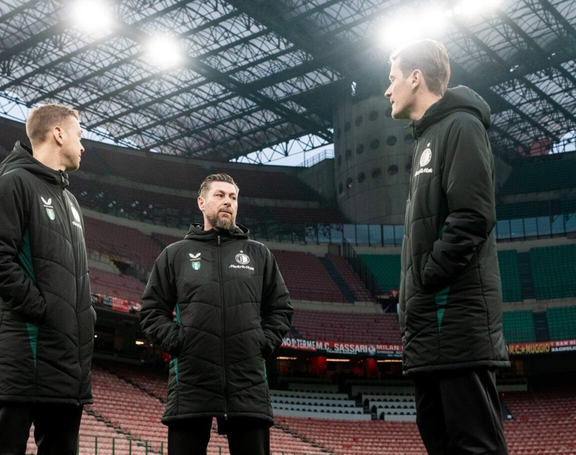 Временният треньор на Фейенорд Паскал Босхаарт (в средата) на тренировката на "Сан Сиро".