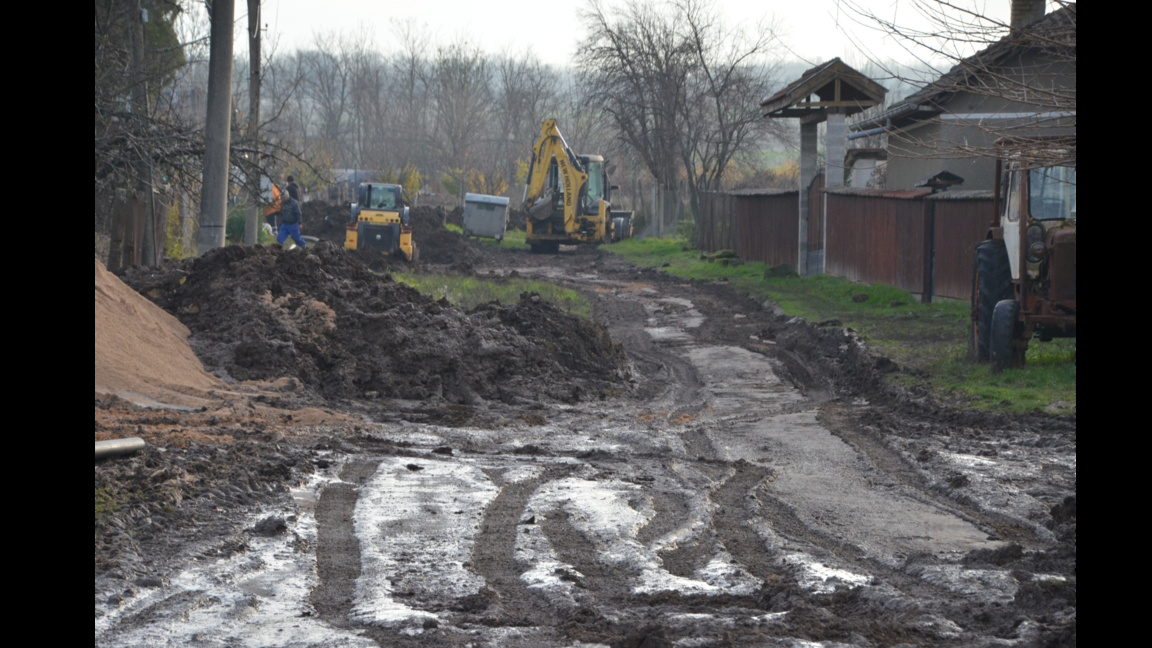 Жители на село Косово ежедневно газят в кал