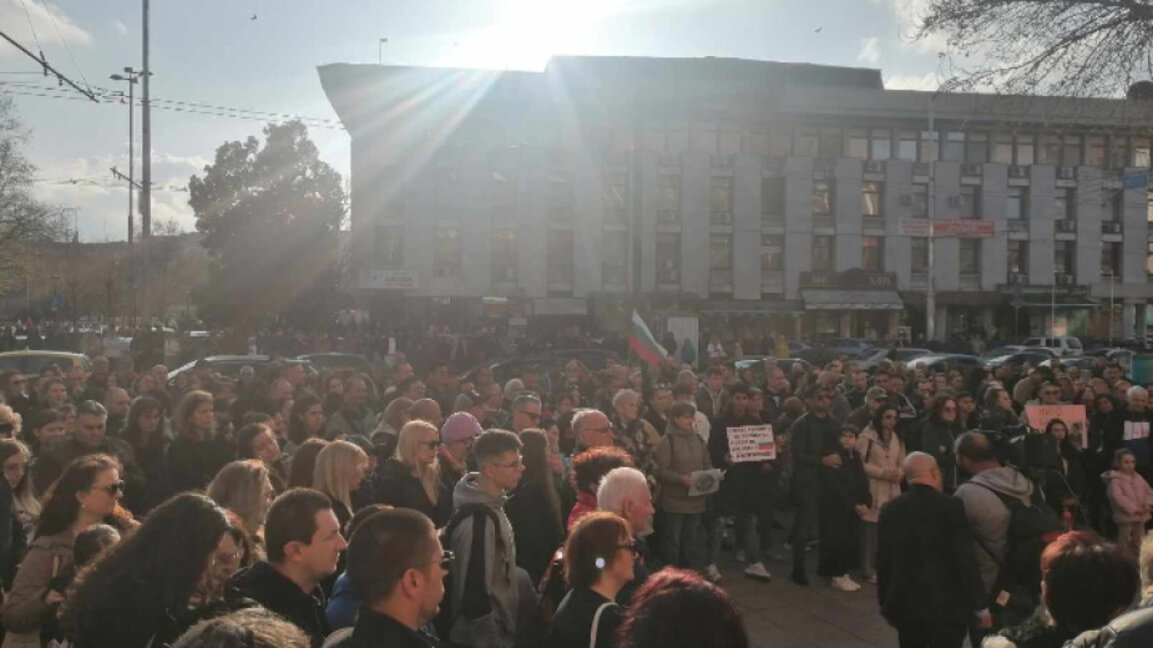 Сотни граждан города Плевен вышли на протест в память о 12-летней Сияне