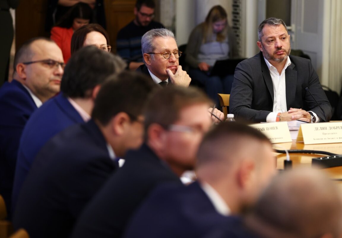 На заседанието на Комисията по бюджет и финанси в  НС - 18 ноември 2025 г. На снимката в центъра е депутатът от ДПС-НН Йордан Цонев и вдясно -  председателят на комисията Делян Добрев от ГЕРБ-СДС.