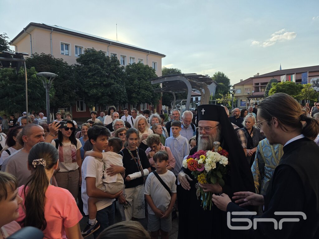 Десетки деца посрещнаха с цвете Негово Високопреосвещенство