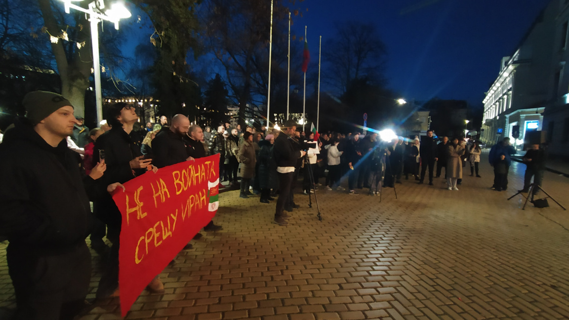 Партия "България Може" поиска с протест оставката на министъра на отбраната