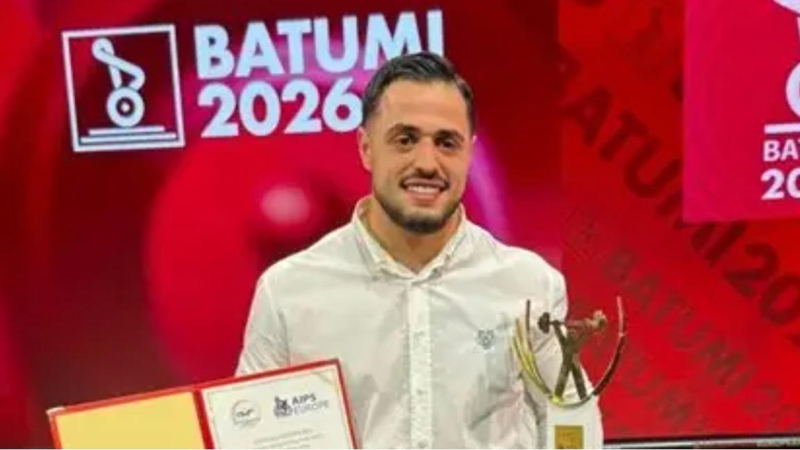 Карлос Насар с наградата.