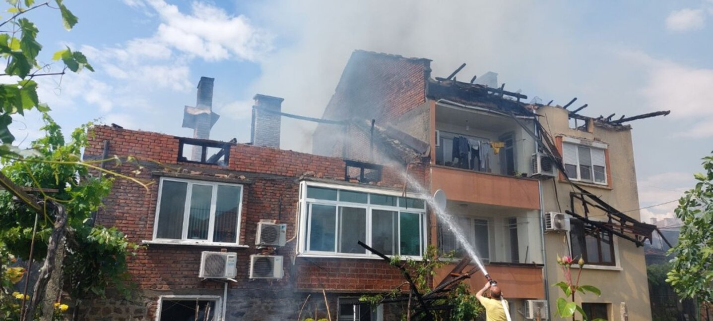 Доброволци разчистват отломките от изгорелите къщи в Прослав