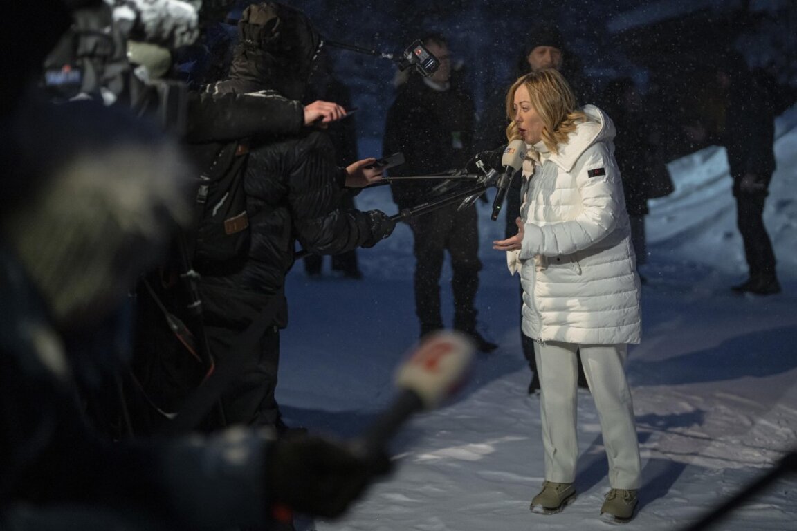 Джорджа Мелони говори пред медии в Лапландия.