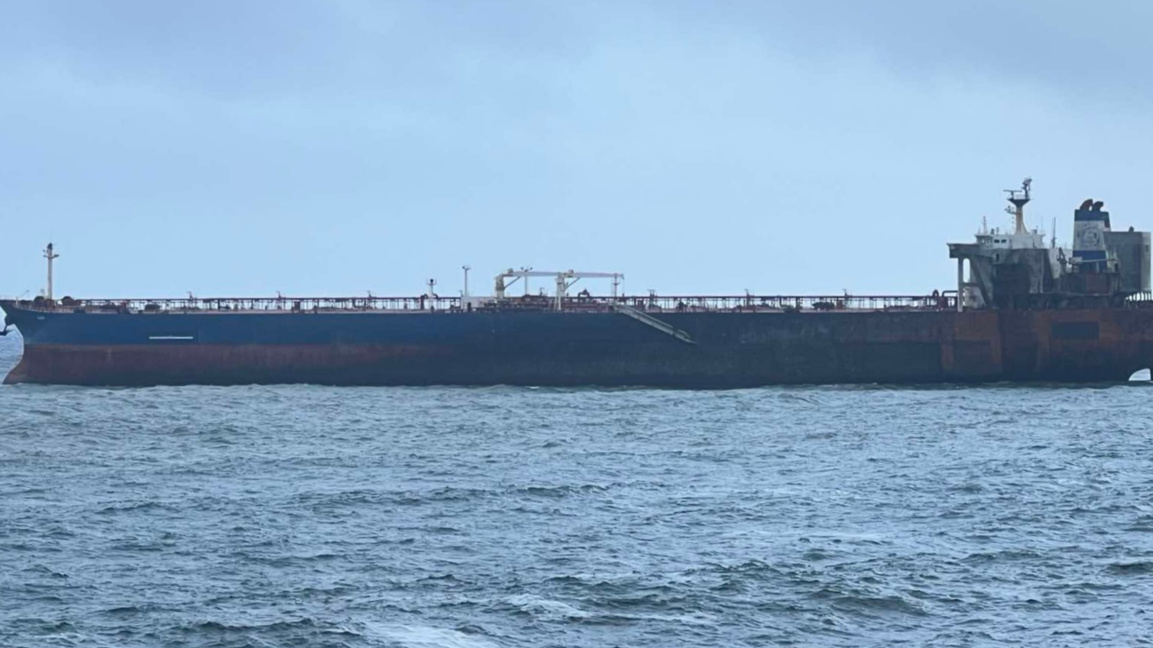 Хеликоптер от база "Чайка" достави провизии на бедстващия танкер