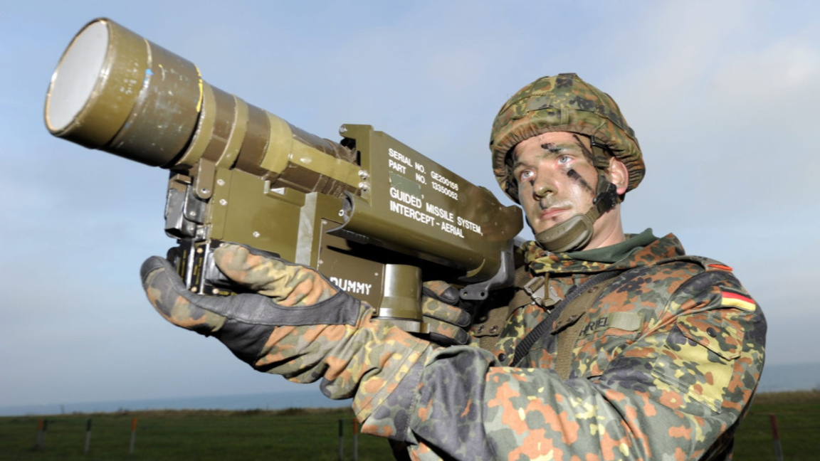 Войник на Бундесвера с ракетен комплекс "Стингър", 6 октомври 2010 г.
