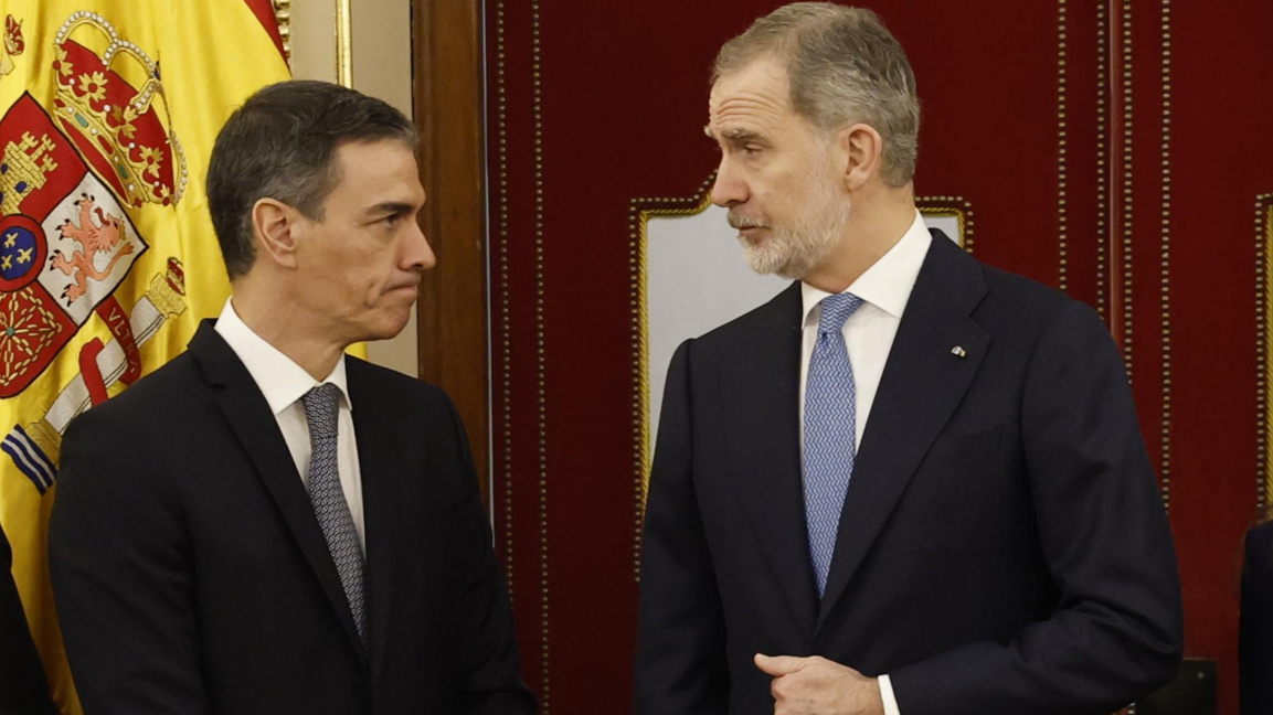 Испанският министър-председател Педро Санчес (вляво) и испанският крал Фелипе VI  в парламента в Мадрид, 17 февруари 2026 г.