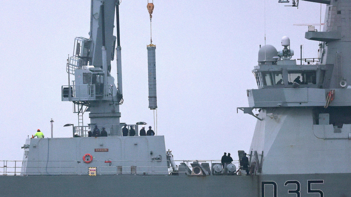 HMS Dragon, военен кораб за противовъздушна отбрана тип 45 Daring на Кралския флот, акостирал в съоръжението за боеприпаси HMNB Portsmouth Upper Harbour (UHFC) в пристанището на Портсмут, Великобритания, 9 март 2026 г.