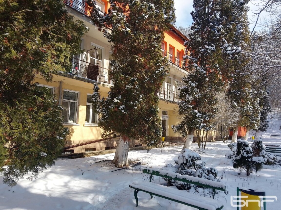 Пернишка болница планира соларен паркинг за икономия на ток
