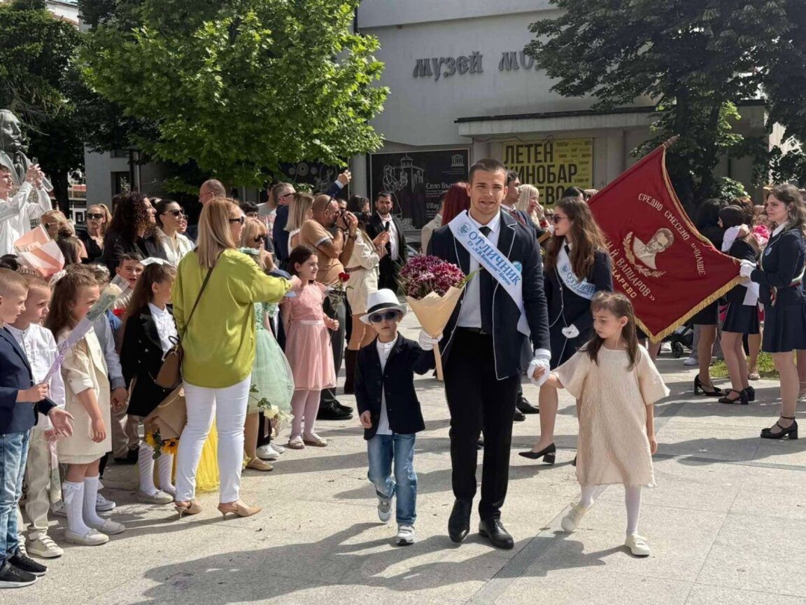 Кметът на Царево награди отличниците на випуска
