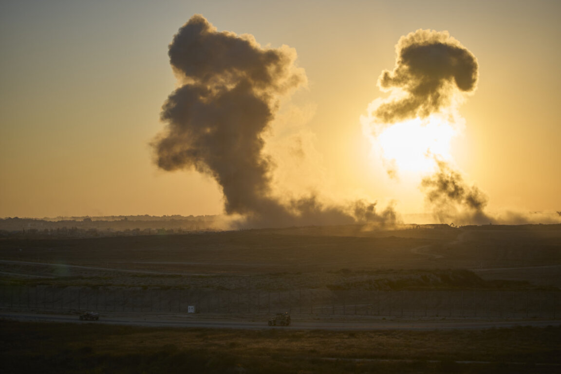Дим се издига в небето над ивицата Газа, 6 юли 2025 г.