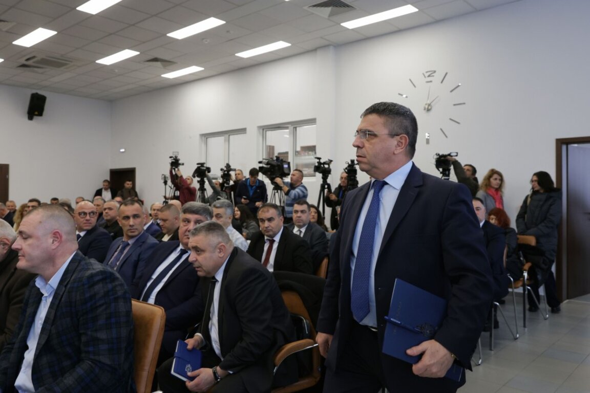 Служебният министър на вътрешните работи Атанас Илков (изправен, вдясно) влиза в залата за участие в националното съвещание на административните ръководители на прокуратури и МВР - 2 декември 2024 г.