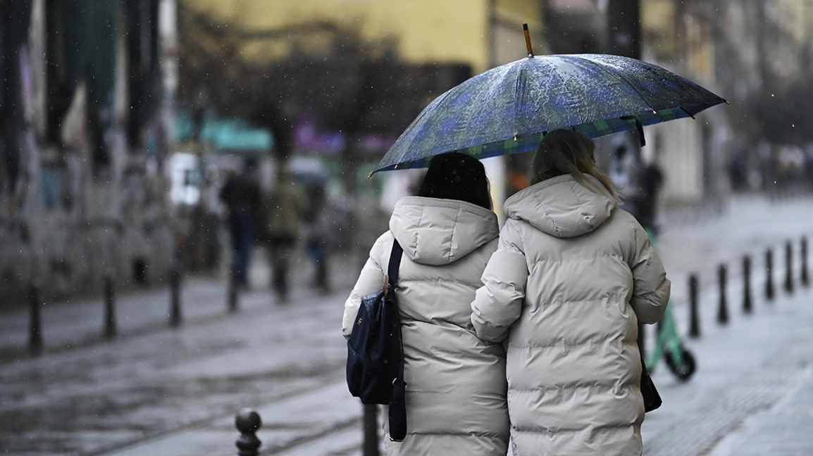 Облачно с валежи от дъжд в последния работен ден