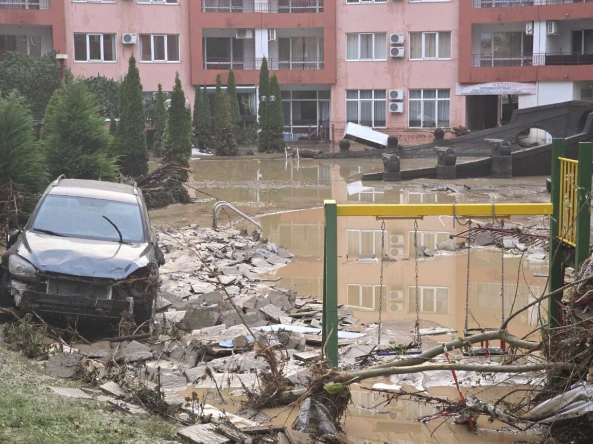 Нормализира се обстановката след поройния дъжд в Бургаско, "Елените" е отцепено от полицията