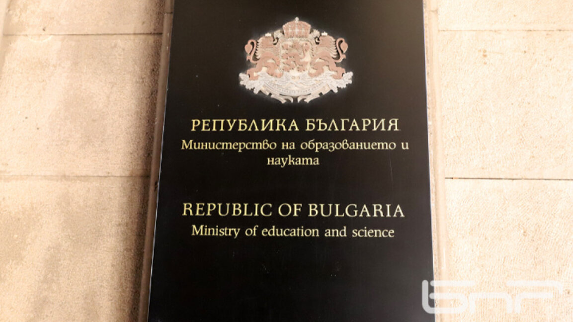 Откриват Коледен базар на уменията в МОН
